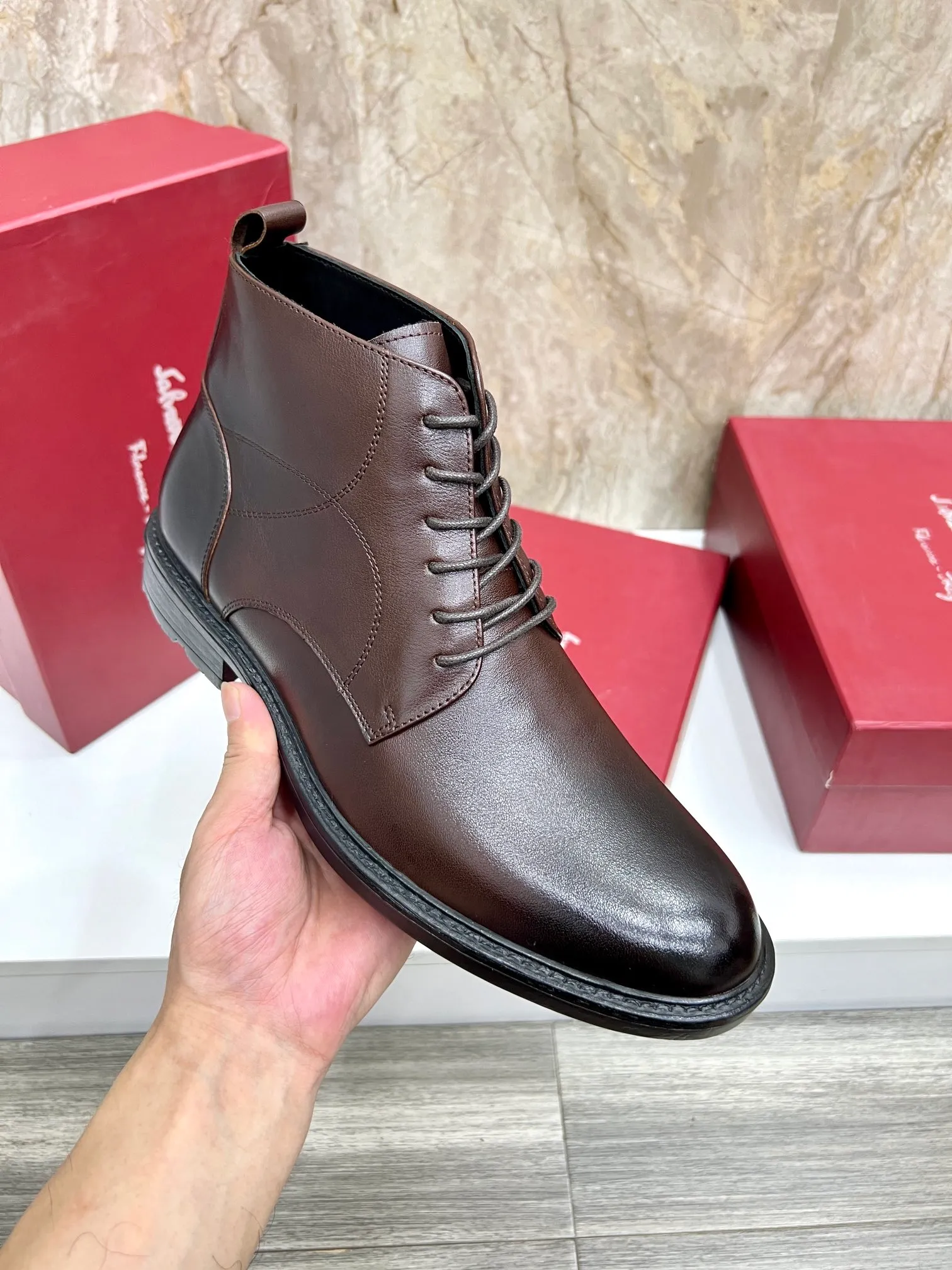 Original order quality: Men's shoes 💰700 Brand: Ferragamo (Ferragamo) One size larger: Men's size 38-44 (45 customized) Grade: Same style as the official website High-end men's shoes Material: Original cowhide, cowhide lining, original outsole Style category: Chelsea men's boots Fashion trend Color: Actual picture